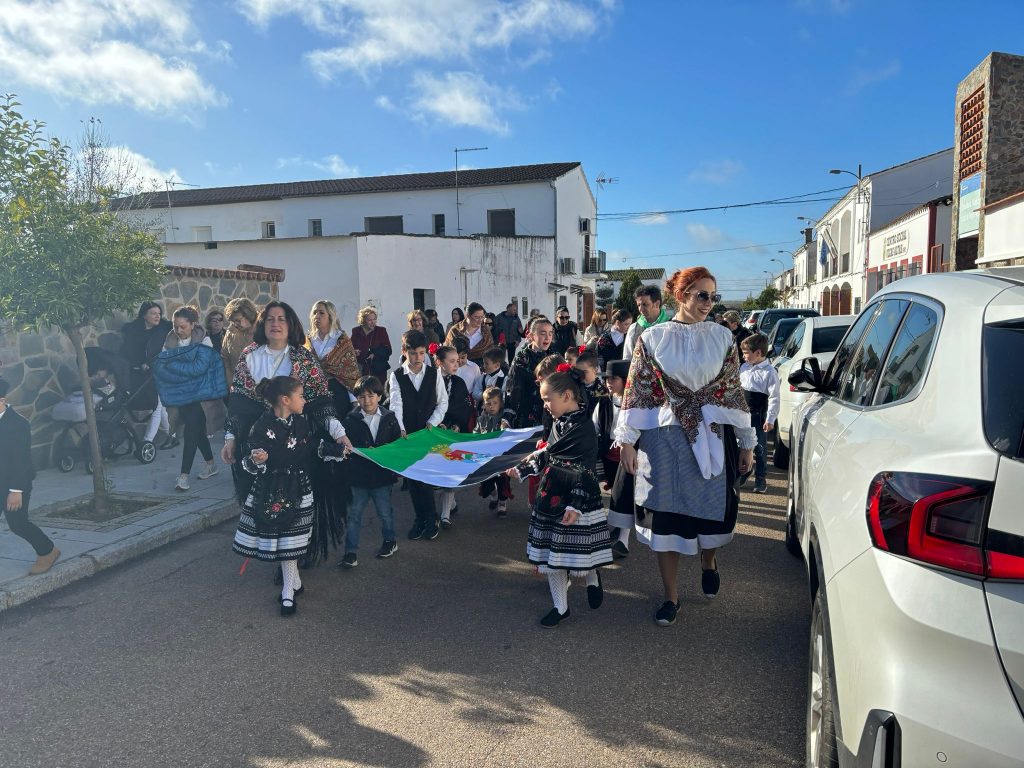 Alumnos y maestros llevando la bandera de Extremadura